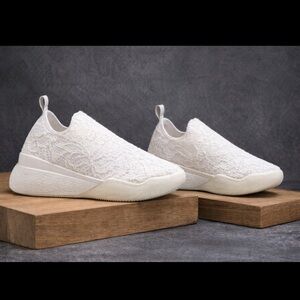 Stella McCartney Loop Lace Sock
Sneakers Size 39 US 9